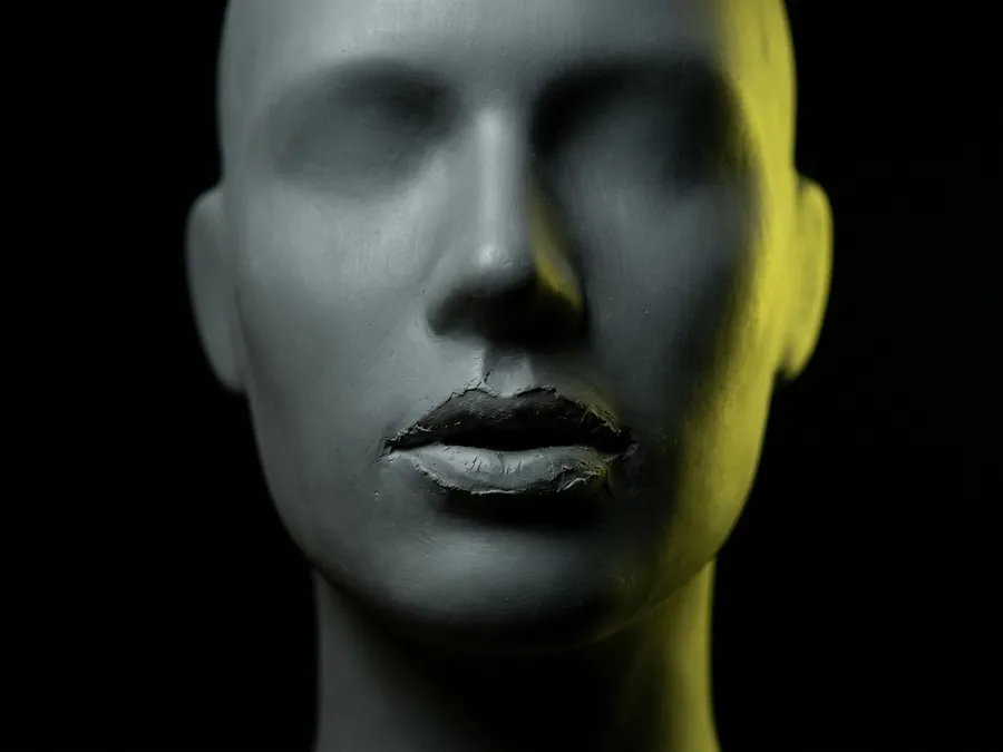 Illustration : une tête sculptée face à la caméra, bien de face, créée avec Pixazo AI