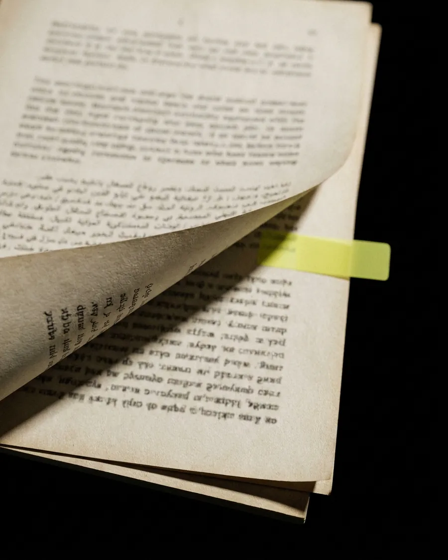 Illustration : des pages de script traduites côte à côte, créée avec Pixazo AI